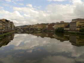 L’Arno river runs throughout the middle of Florence, with multiple bridges connecting the city. Photo by Lindsey Erdody