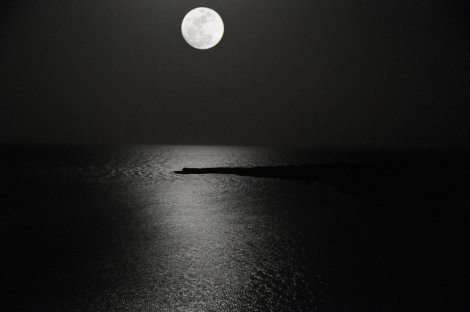 rising_moon_over_the_red_sea_by_andyserrano